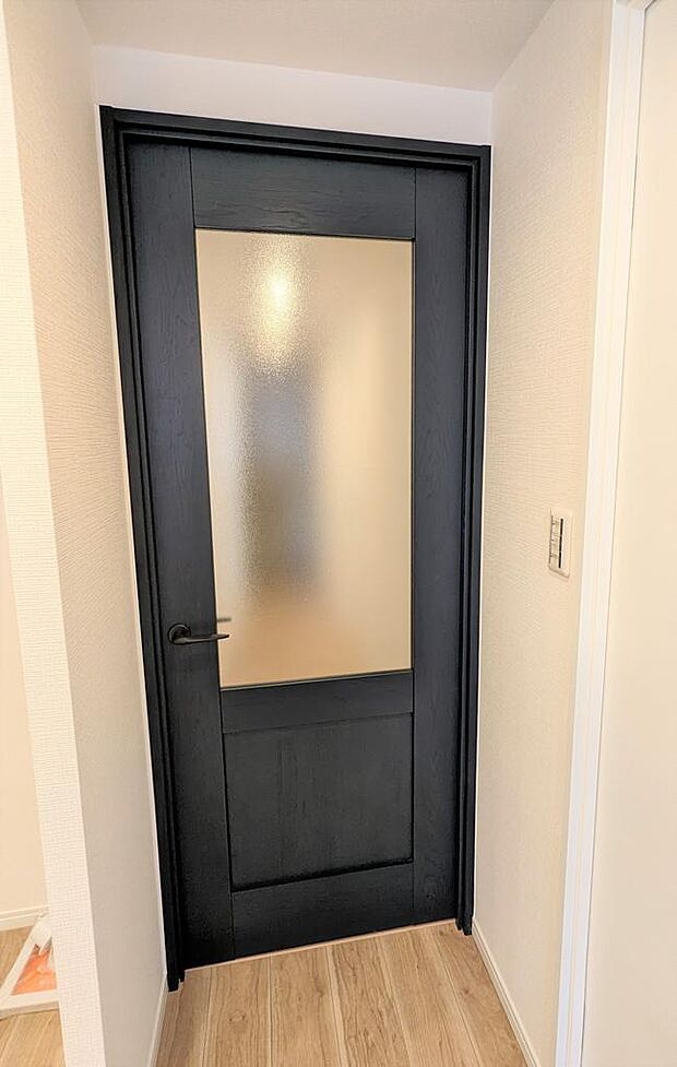 室内（2024年2月）撮影　リビングの扉がアクセントになっています。