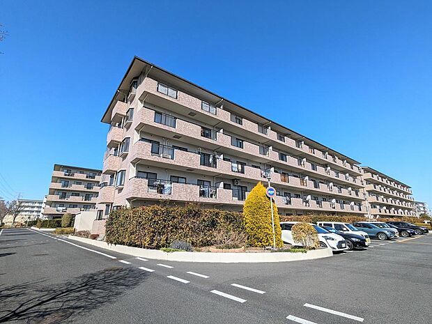 東武日光線「杉戸高野台」駅徒歩7分の好立地。5階建タイル張りのマンション。南東向きで日当たり・通風良好です。