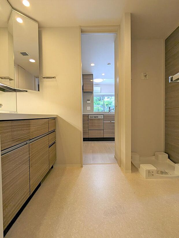 家事の導線を考えたキッチンと隣り合わせの洗面所。リネン棚、ヘルスメーター収納スペースがあるので、すっきりと収納できます。