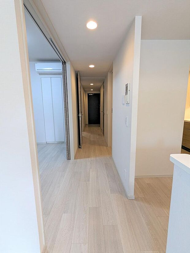 各居室や廊下などの間仕切り部分にある段差を解消したフラットフロアを採用。
