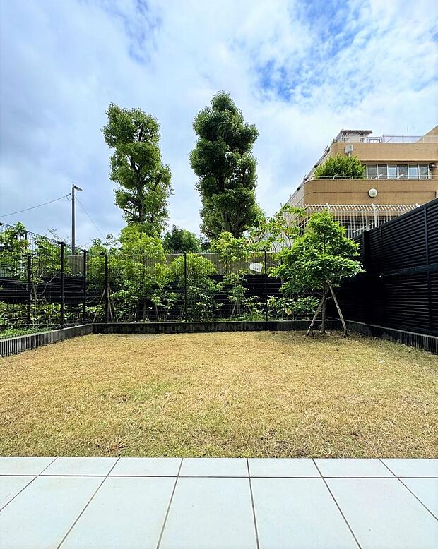 31.25平米(約9.45坪)東向きの専用庭。前面に高い建物がないので通風、日当たり良好です。