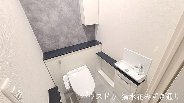 各階ひとつずつ完備◎白を基調とした空間は清潔感があり、空間を広く見せてくれます(^^♪トイレ内に手洗い器がついています☆彡