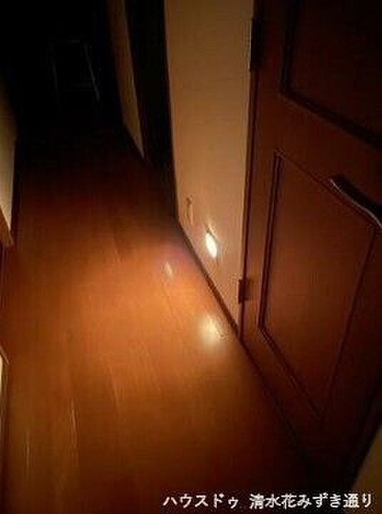 夜間足元を照らしてくれる照明がついています☆彡トイレに起きた際にも安全に歩くことができますね♪
