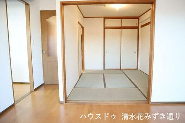 6帖和室・・・畳に直接座る昔ながらの日本のライフスタイルは、天井までの空間を広く感じることができるため、開放感のあるリラックス空間を作りだしてくれる効果があります(^^♪