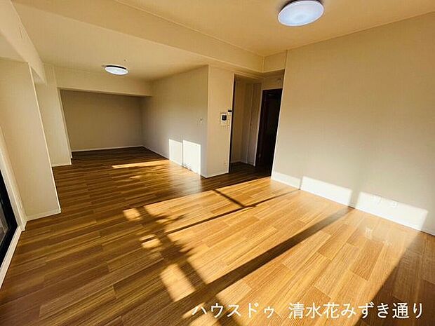 10帖LD・・・柔らかい木目の床が印象的なリビングには北欧風の家具・インテリアがとっても合いそうな優しい雰囲気の空間ですね(＊^-^＊)