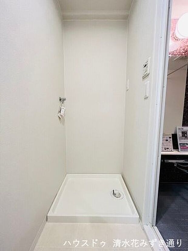 洗濯機置き場のついた洗面所で、家事動線がスムーズに取れる快適な洗面所です(^O^)／