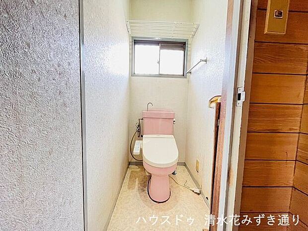 1Fトイレ・・・小窓がついているので換気や採光はもちろん、圧迫感がなく快適にお使いいただける空間です(^O^)／