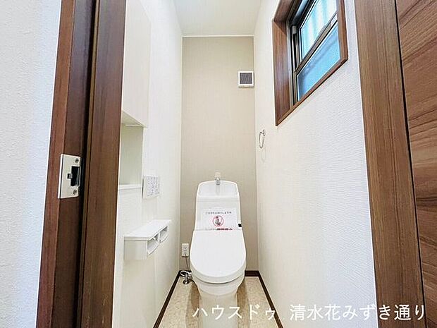 1Fトイレ・・・白を基調とした空間は清潔感があり、空間を広く見せてくれます(^^♪