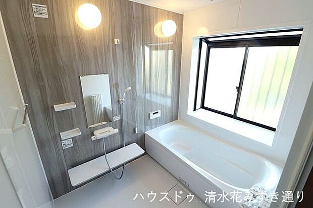 1F浴室・・・窓付きの浴室は開放的な気分でゆっくり入浴タイムを味わうことができます◎
