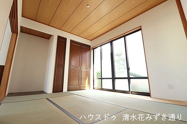 1F6帖和室・・・畳に直接座る昔ながらの日本のライフスタイルは、天井までの空間を広く感じることができるため、開放感のあるリラックス空間を作りだしてくれる効果があります(^^♪
