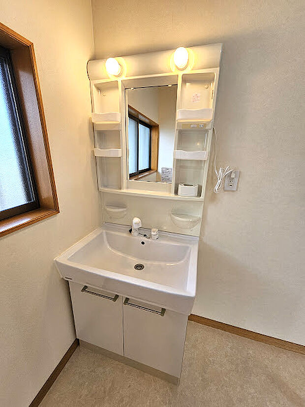 大きな鏡がついた洗面化粧台（新品に交換済みです）