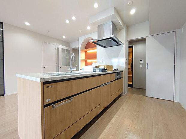 【キッチン】キッチンは3口コンロ、食洗機完備。幅広く、お料理のしやすいキッチンです。