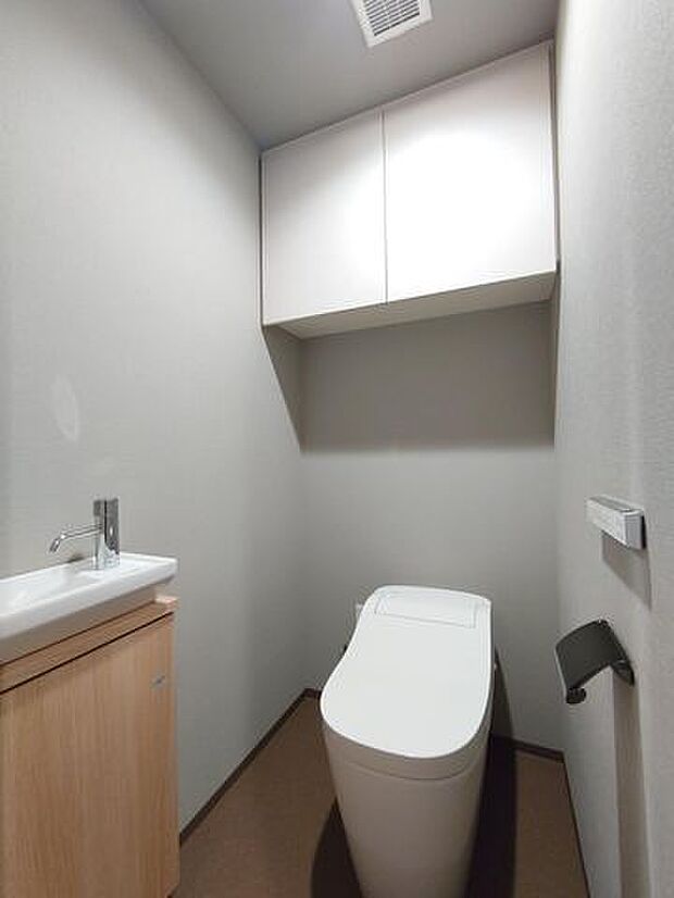 【トイレ】来客時にもうれしい専用手洗い付きのトイレです。吊戸もあり収納できるのもうれしいポイントの一つです。