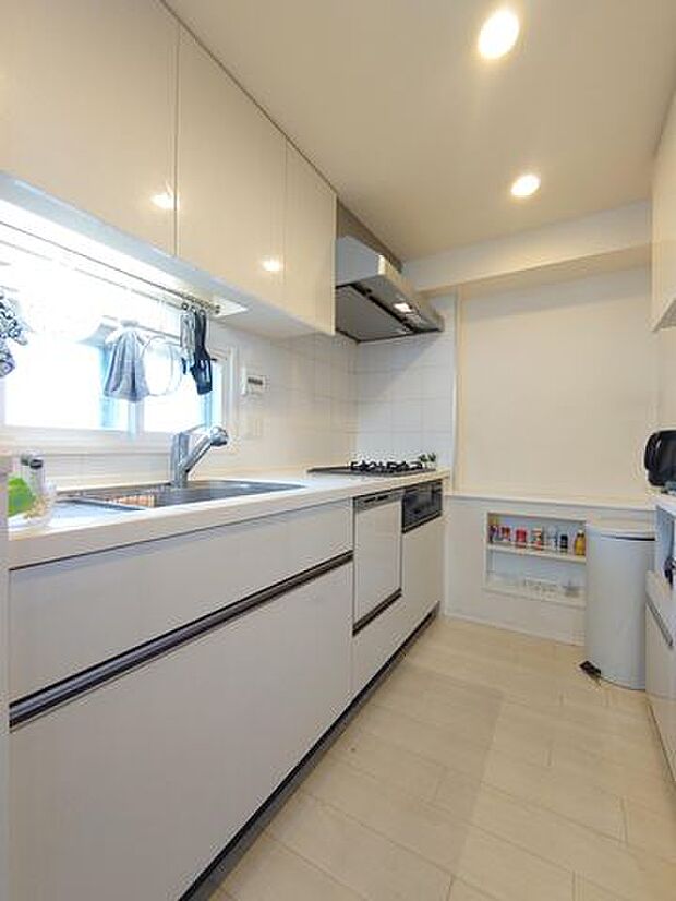 【キッチン】リビング横に位置するキッチンは約3.1帖。食器洗乾燥機付きで家事の手間や時間を大きく短縮することが可能です