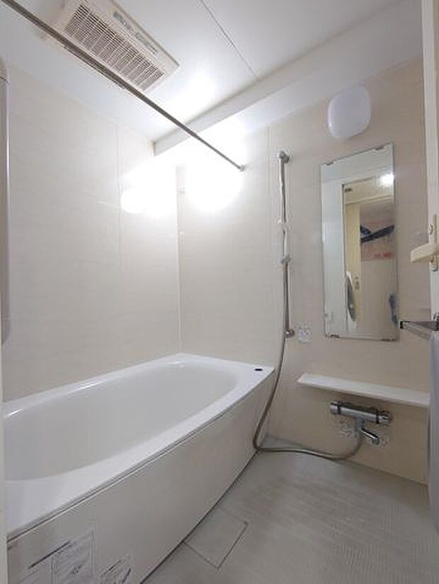 【浴室】浴室乾燥機付きのユニットバス。お子様と一緒に入ってもゆったりくつろげる広さ。毎日使う空間が、気持ちよく快適に過ごせる空間だと嬉しいですね