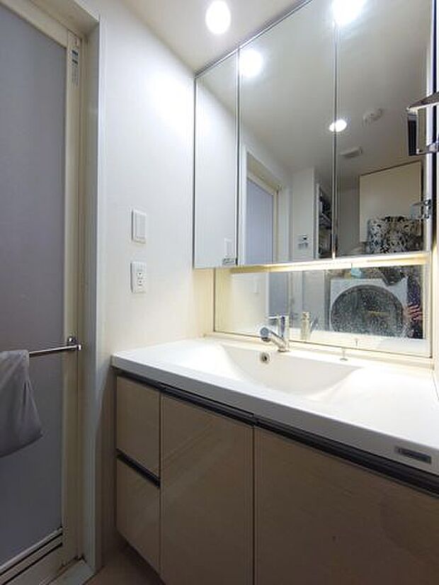 【洗面室】三面鏡で日々の身支度が快適に。収納も豊富で生活感を隠してすっきりとした空間を保てます