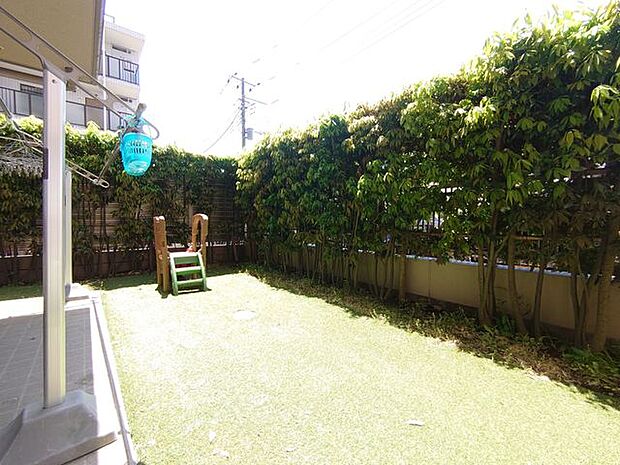 【専用庭】31.25m2の専用庭は日当たり良好。洗濯物を干したり、お子様のプレイグラウンドに利用できます