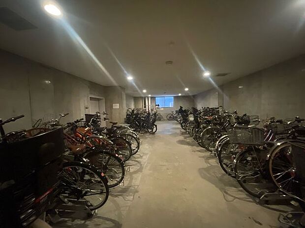 【共用部分】駐輪場は屋内にあり、自転車も傷まず保管できます。また防犯面も安心ですね。