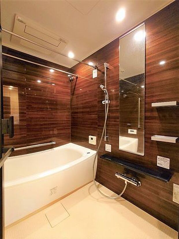 【浴室】浴室乾燥機完備のユニットバスです。1418サイズでゆとりある広さ。ゆっくりとお湯に浸かって、家事や仕事の疲れを癒してください。