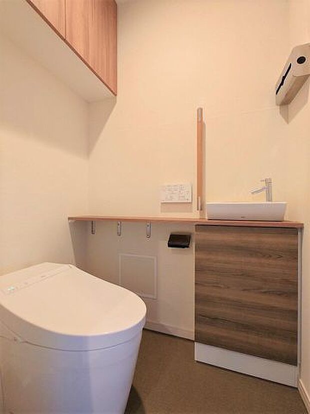 【トイレ】快適な温水清浄便座付。専用手洗器付で来客時にも嬉しい衛生設備です。