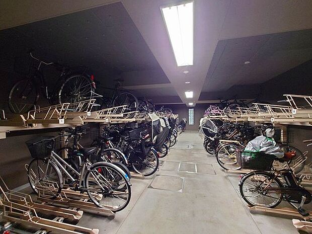 【共用部分】駐輪場は屋内のため雨を防ぎ、状態良く自転車を保管できます。