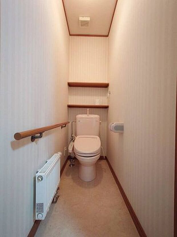 《1階　トイレ》ウォシュレット付きトイレです。