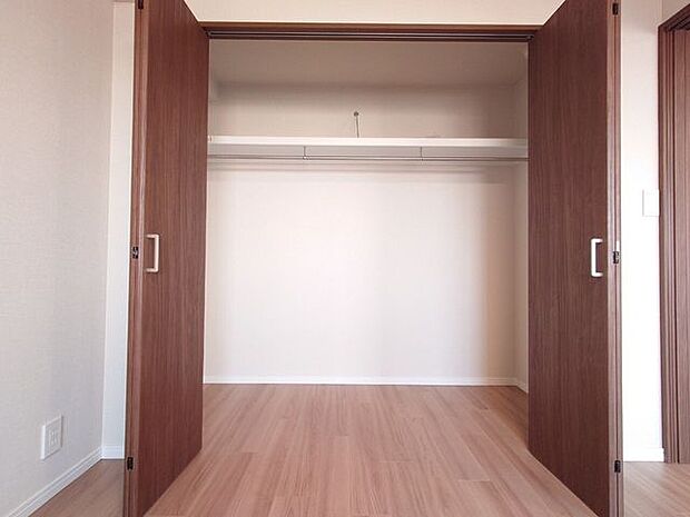 《洋室1　クローゼット》クローゼットがあるため収納家具が不要！より広くお部屋をお使いいただけます。