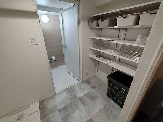 《洗面室》可動棚があり、収納スペース充実♪