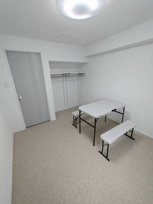 《洋室2》約6帖のお部屋です。各部屋に収納スペースを確保しています。