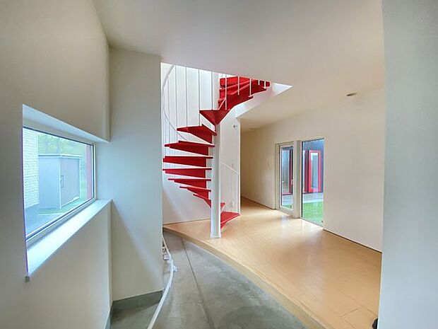 《玄関・階段》おうちに入ると、ぱっと目を引く赤の螺旋階段があります。