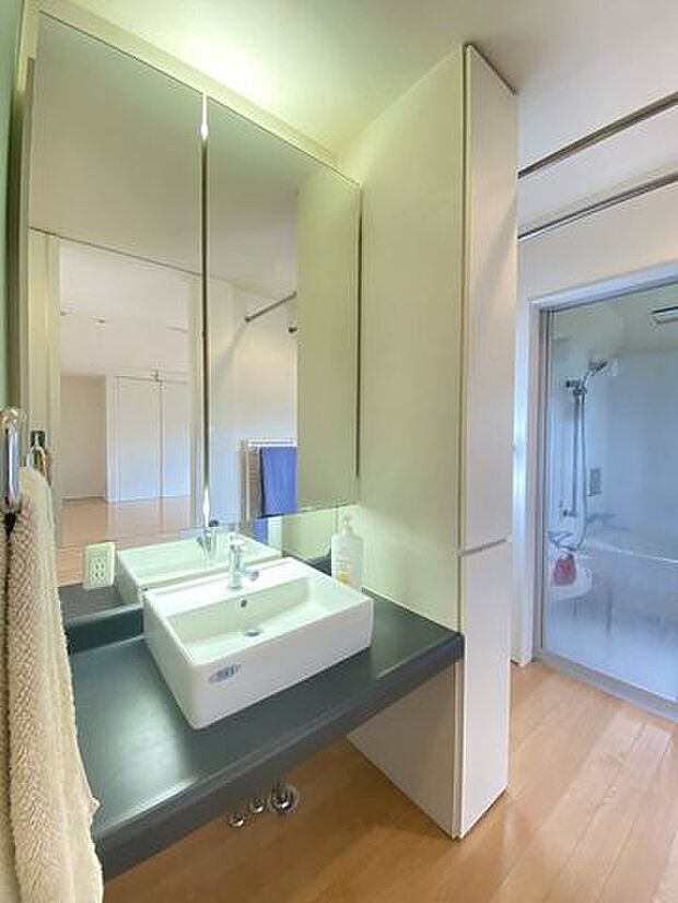 《洗面化粧台》鏡が大きく使いやすい洗面化粧台。収納スペースも確保しています。