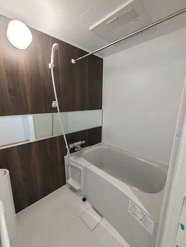 《浴室》リフォーム済のきれいなバスルーム！1日の疲れを癒してくれます♪浴室暖房・乾燥機付き。