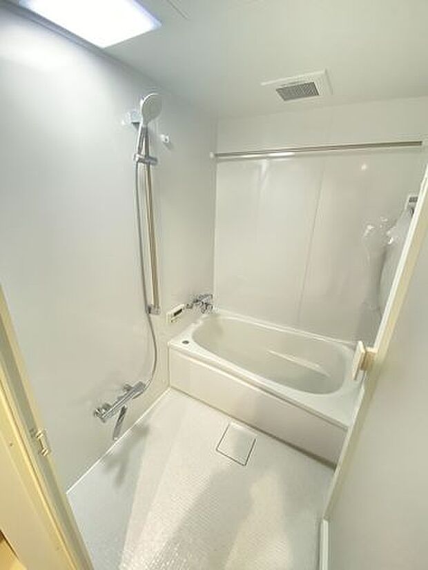 《浴室》白を基調とした浴室。明るく清潔感のある空間です。