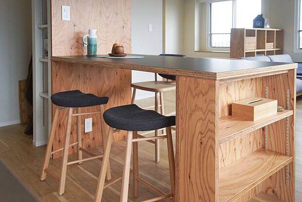 《ダイニング》針葉樹合板で造作されたダイニングテーブル。サイドには可動棚が設置されており、機能性もあります。