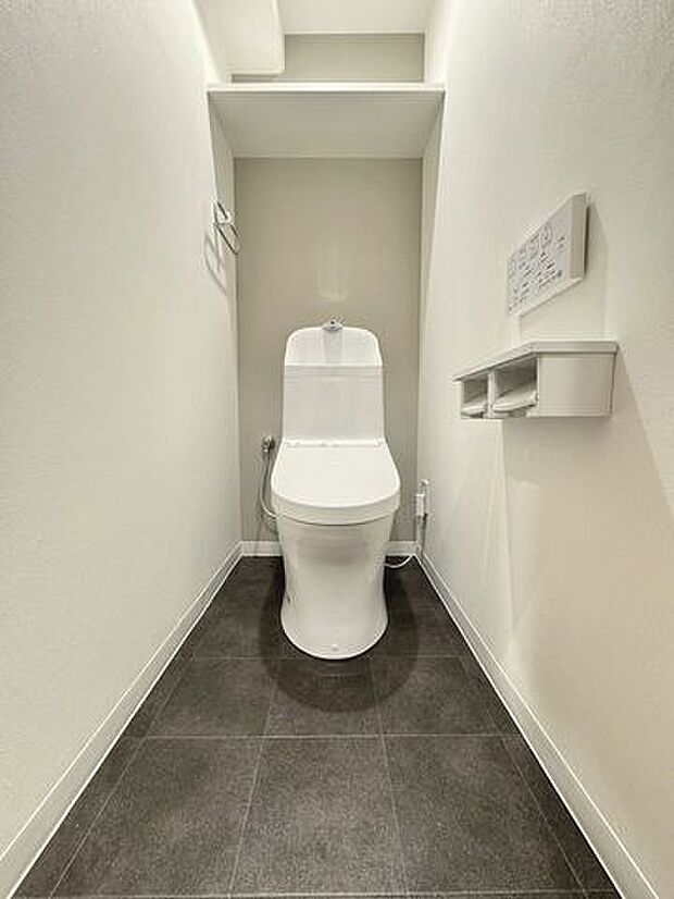 ≪トイレ≫ダークカラーのクッションフロアで高級感のある空間です。