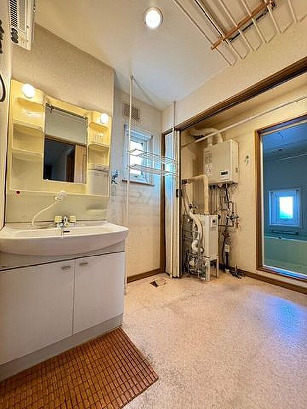 ≪洗面室≫広々とした洗面室。室内物干し付きで雨の日のお洗濯にも便利です。