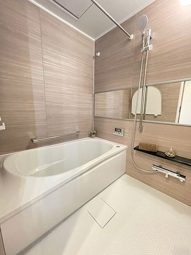≪浴室≫木の温もりを感じられる、木目調のアクセントパネル採用した浴室。暖房換気乾燥機付きです。