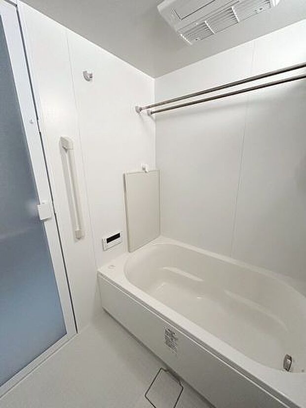≪浴室≫清潔感のある白を基調とした浴室。暖房換気乾燥機付です。