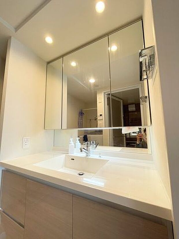 ≪洗面室≫広々としたシャンプードレッサー。三面鏡で身支度に便利です。