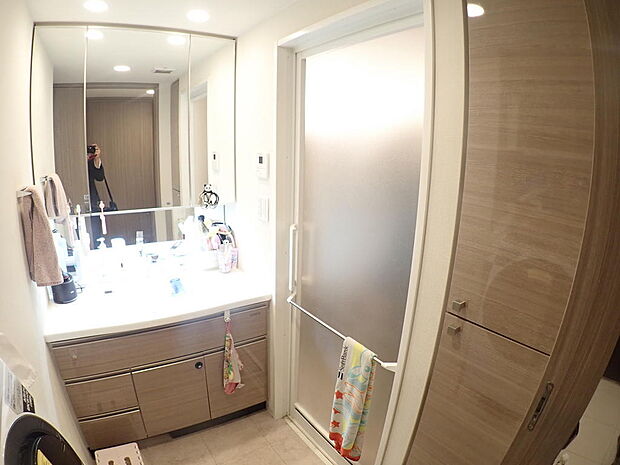 ■リネン庫付きの洗面室♪■大きな鏡もあり身支度がしやすいです♪