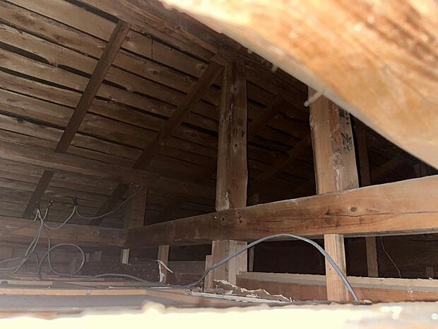 【リフォーム完成】小屋裏の写真です。リフォームを行う際には屋根裏まで点検を行っております。雨漏りや配管でのトラブルがあった場合には二年間の瑕疵担保が適用されますので、購入後も安心してお住まいいただけま
