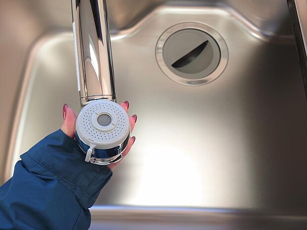 【完成済み】新品交換するキッチンの水栓金具はノズルが伸びてシンクのお手入れもラクラクです。水栓本体には浄水機能が内蔵されていて、おいしいお水をつくります。