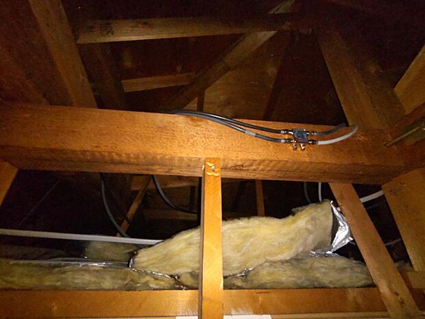 【リフォーム済】小屋裏の写真です。リフォームを行う際には屋根裏まで点検を行っております。雨漏りや配管でのトラブルがあった場合には二年間の瑕疵担保が適用されますので、購入後も安心してお住まいいただけます