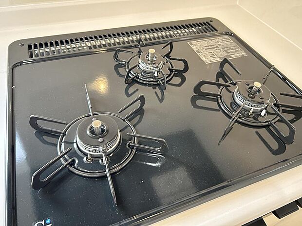 【リフォーム完成】新品交換したキッチンは3口コンロで同時調理が可能。大きなお鍋を置いても困らない広さです。お手入れ簡単なコンロなのでうっかり吹きこぼしてもお掃除ラクラクです。