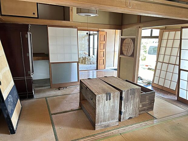 【リフォーム前】1階6畳の和室は畳の交換、押入れ襖を折れ戸に交換、障子の張替えを行います。