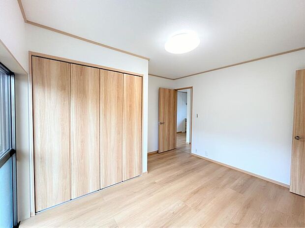 【リフォーム済】1階洋室別角度の写真です。1畳分のクローゼットがあるので収納にも便利ですね。