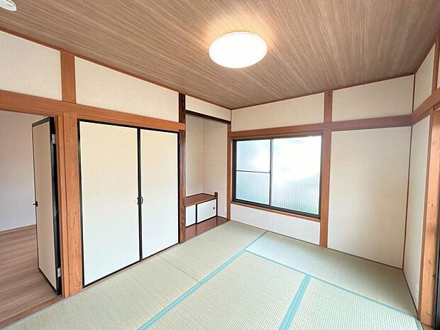 【リフォーム済】1階和室の写真です。畳の表替え、クロスの張替え、照明交換を行いました。和室が一部屋あると、落ち着いた空間ができて良いですね。