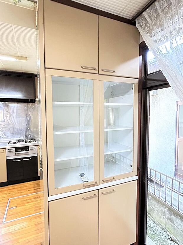【現況販売中】1階キッチン横の食器棚です。食器や調理器具をすっきりしまっておくことができますよ。