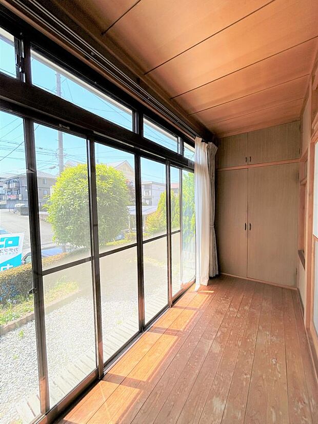 【現況販売中】縁側別角度の写真です。窓から差し込む陽射しが明るいお部屋になりますね。