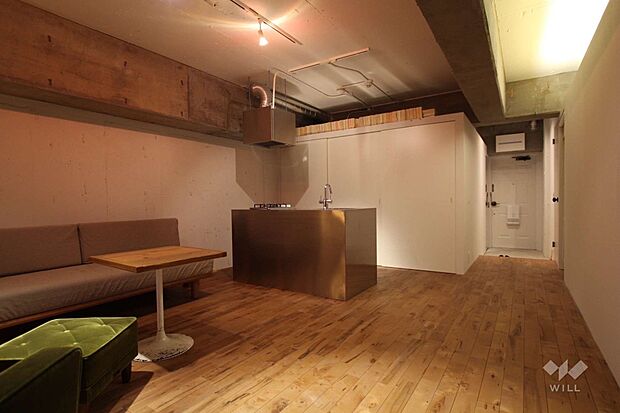 LDK(施工当時写真)コンクリートの質感と無垢フローリングの温かみが落ち着きのある室内です。